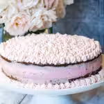 Gâteau moelleux au chocolat avec double crème à la framboise (Style Naked Cake) : La photo est une représentation de l'étape 9