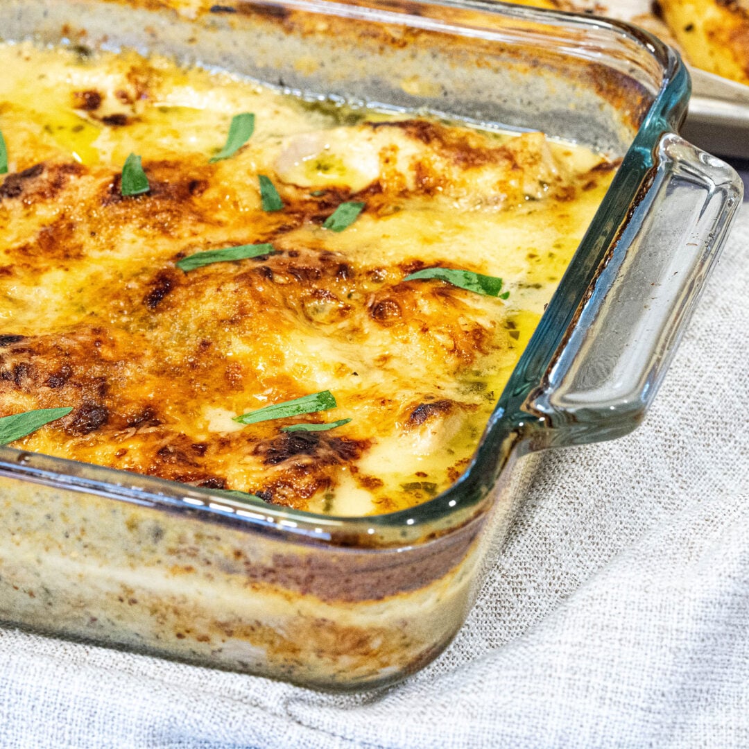 La photo représente la recette : Aiguillettes de poulet à la crème, moutarde, miel et estragon, fondantes au four