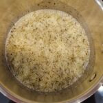 Gâteau renversé aux pêches, cardamome et thym : La photo est une représentation de l'étape 1