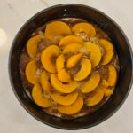 Gâteau renversé aux pêches, cardamome et thym : La photo est une représentation de l'étape 3