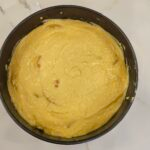 Gâteau renversé aux pêches, cardamome et thym : La photo est une représentation de l'étape 4