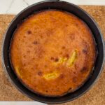 Gâteau renversé aux pêches, cardamome et thym : La photo est une représentation de l'étape 5