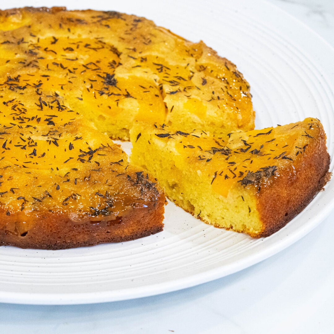 La photo représente la recette : Gâteau renversé aux pêches, cardamome et thym