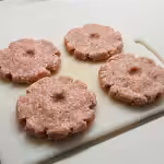 Burger de porc haché BBQ à l'érable, cheddar fort et mayo chipotle : La photo est une représentation de l'étape 2