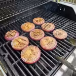 Burger de porc haché BBQ à l'érable, cheddar fort et mayo chipotle : La photo est une représentation de l'étape 5