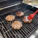 Burger de porc haché BBQ à l'érable, cheddar fort et mayo chipotle : La photo est une représentation de l'étape 6