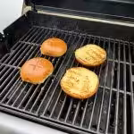 Burger de porc haché BBQ à l'érable, cheddar fort et mayo chipotle : La photo est une représentation de l'étape 7
